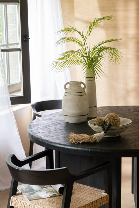 J-Line eettafel Negro in beige interieur, ronde zwarte eettafel