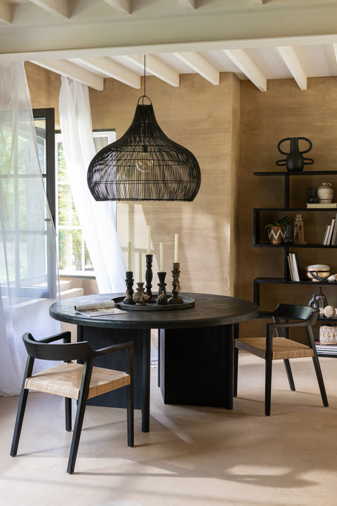 J-Line eettafel Negro in beige interieur, ronde zwarte eettafel.