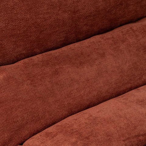 Detail van de textielbekleding van de J-Line Foam loungestoel in roestbruin