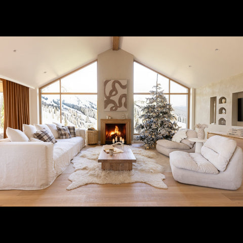 Twee J-Line Foam loungestoelen in ecru in een warm beige interieur