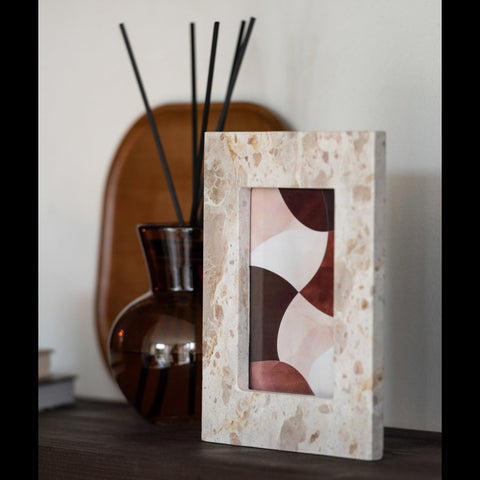 J-Line Fotokader Marble Beige gecombineerd met zwarte geurstokjes in een stijlvol interieur