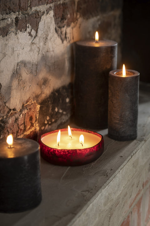 Brandende J-Line geurkaars Livia Red medium in sfeervol kerstinterieur met andere kaarsen.