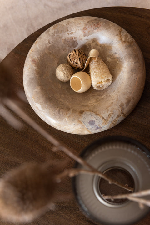 J-Line Marble Beige kom large gevuld met decoratieve items op houten tafel