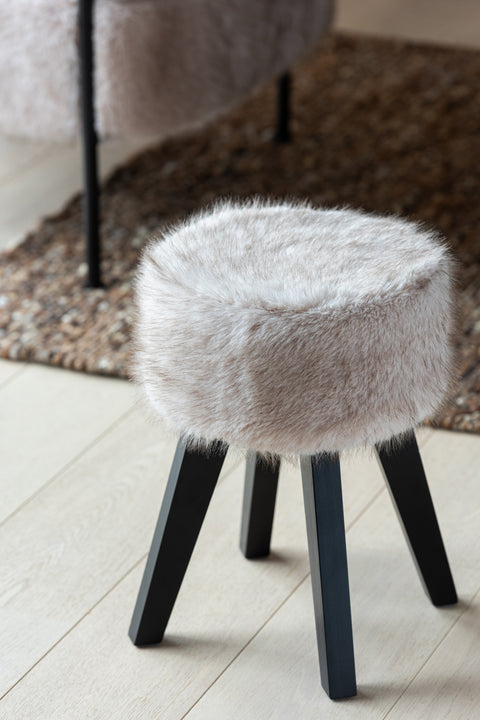 J-Line krukje Fur in beige textiel op een houten vloer met bruine mat.