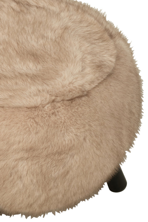 Detail van het zachte beige fur zitvlak van het J-Line krukje Fur Large.