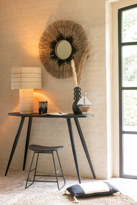 J-Line krukje Rectangular onder wandconsole met decoratie en rotan spiegel in beige interieur.