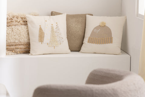 J-Line kussen Beanie op bank met andere lichte kerstkussens in een warme wintersetting.