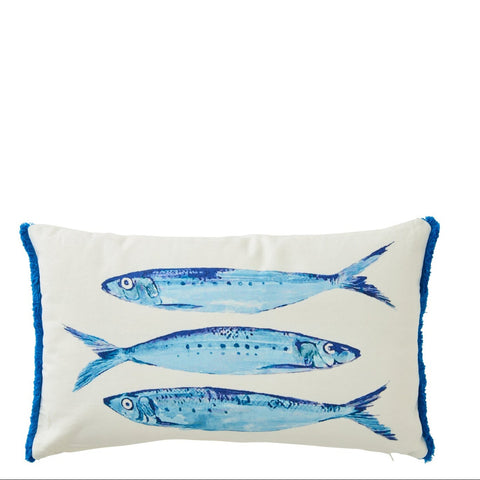 J-Line kussen Blue Sardines met drie blauwe sardines en blauwe ruches op witte achtergrond