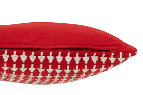 Zijkant van rood kerstkussen met wit patroon van kerstbomen