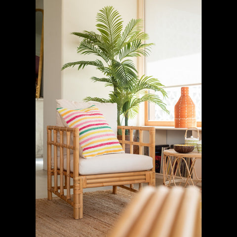 J-Line Cocoon Striped kussen in houten eenzit met witte kussens en plant