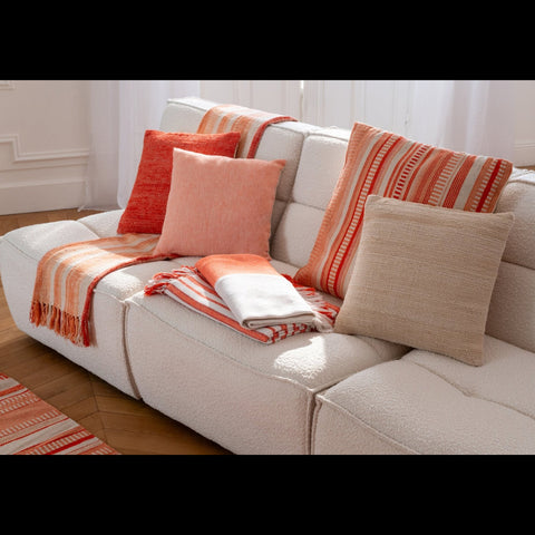 J-Line Kussen Cotton Ecru gecombineerd met beige en oranje kussens op beige zetel