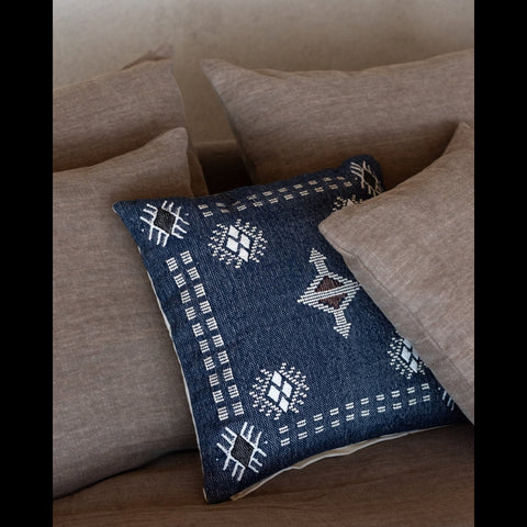 J-Line Ethnic Dark Blue kussen in een zetel gecombineerd met bruine kussens