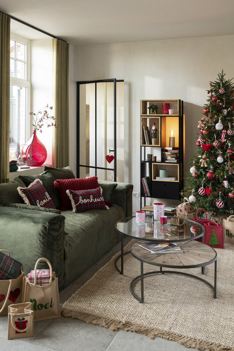 J-Line kussen Famille in groene zetel in een sfeervol interieur met kerstboom.