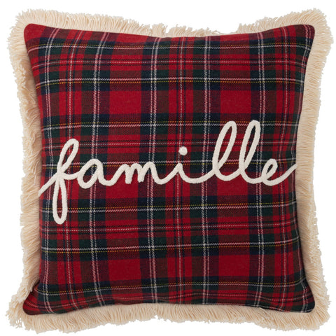 Rood geruit J-Line kussen met beige franjes en het woord “famille” in wit geborduurd.
