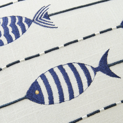 Detail van de blauwe vissenprint op het J-Line Fish White Blue kussen