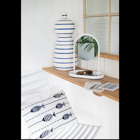 J-Line Fish White Blue kussen op een witte bank gecombineerd met witte en blauwe woondecoratie