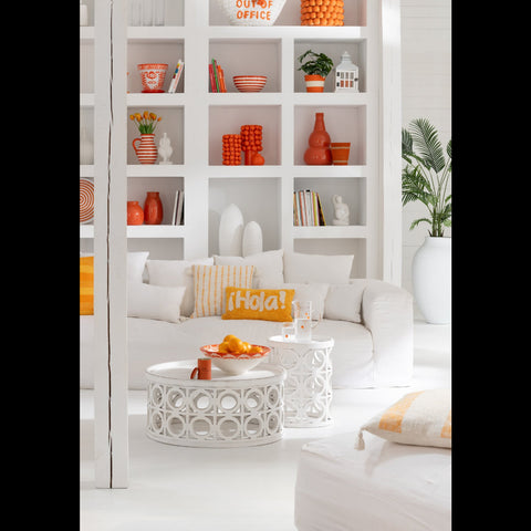 J-Line kussen Hola in wit interieur met oranje accenten