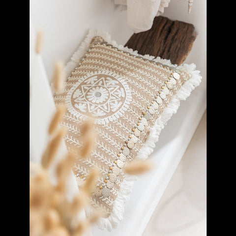 J-Line Kussen Jute Pattern op een lichte bank met droogbloemen ervoor in een warm bohemian interieur.