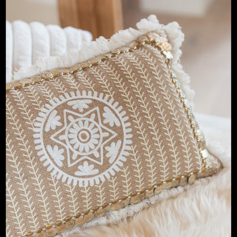 J-Line Kussen Jute Pattern op een zachte pelsachtige ondergrond waarbij de natuurlijke materialen en decoratieve details mooi zichtbaar zijn.
