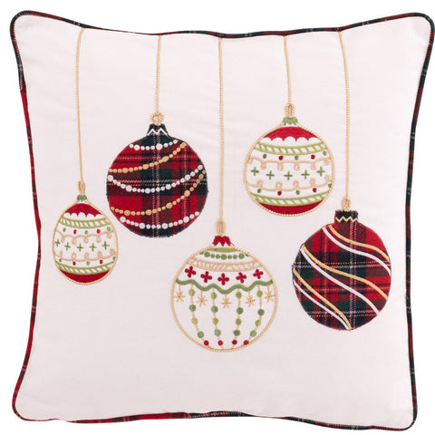 J-Line kerstkussen met vijf geborduurde kerstballen in rood, groen en goud op witte ondergrond.