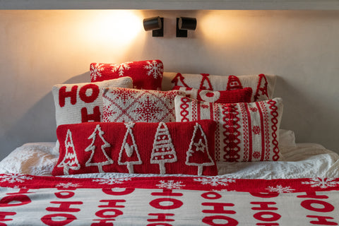 J-Line kerstkussens ‘Kerstbomen’ gestyled in een warme kerstsetting