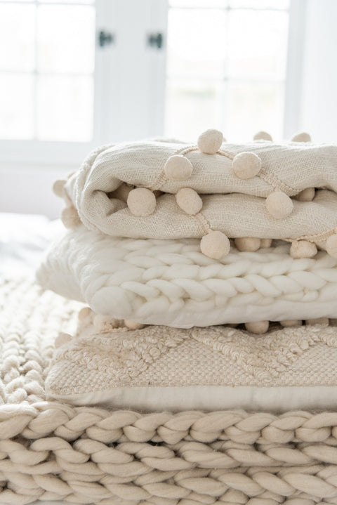 J-Line Kussen Knitted Square op stapel met andere kussens – wit gebreid
