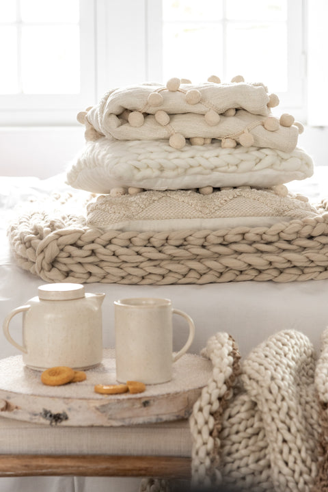 Stapel kussens met J-Line Kussen Knitted Square bovenop – wit