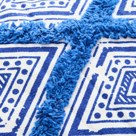 Detail van de blauw-witte oosterse print op het J-Line Oriental sierkussen.