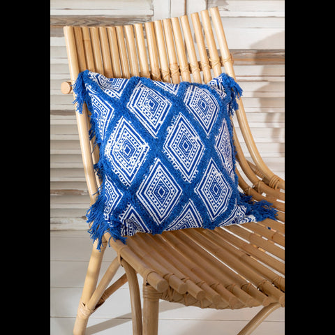 J-Line Oriental sierkussen in een rotan stoel binnen een warm en natuurlijk interieur.
