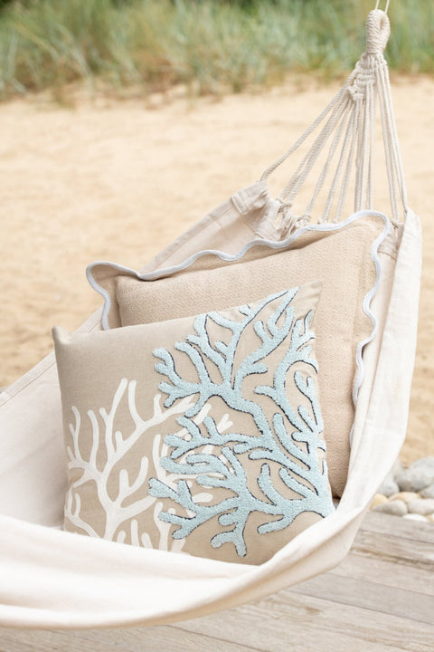 J-Line Scalloped kussen lichtblauw beige in hangmat