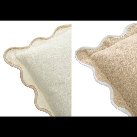 Detail van golvende rand J-Line Scalloped kussens wit beige