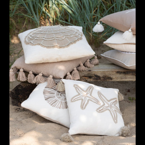 J-Line Sea Star kussen met beige kussens op het strand