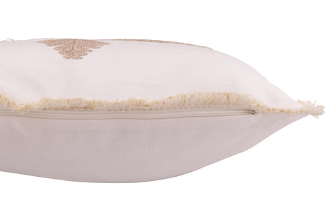 Zijkant van het J-Line kussen ‘Snowflake’ met decoratieve franjes.