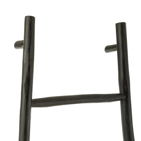 Detail van de bovenste houten treden van de zwarte ladder van J-Line