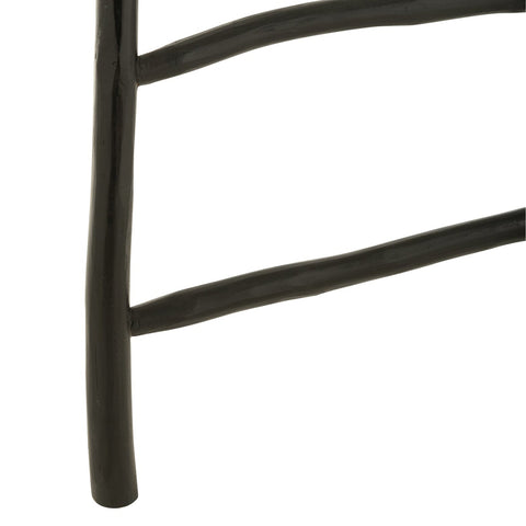 Detail van de onderste treden en zwarte afwerking van de teakhouten ladder