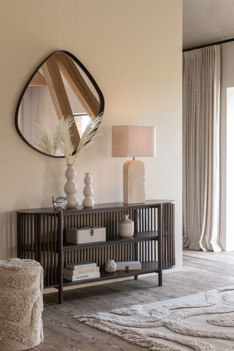J-Line Travertin Beige lamp in beige interieur, geplaatst op console