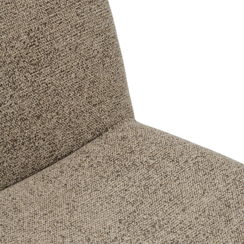 Detail van het zachte zitvlak van de J-Line Margo loungestoel in bruin en ecru.