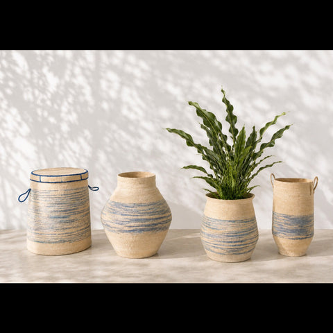 J-Line zeegras mand in naturel en blauw gecombineerd met andere natuurlijke decoratieve vazen tegen een beige achtergrond
