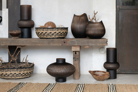 J-Line Manden Low set van 2 op houten bank met rotan accessoires tegen witte muur.
