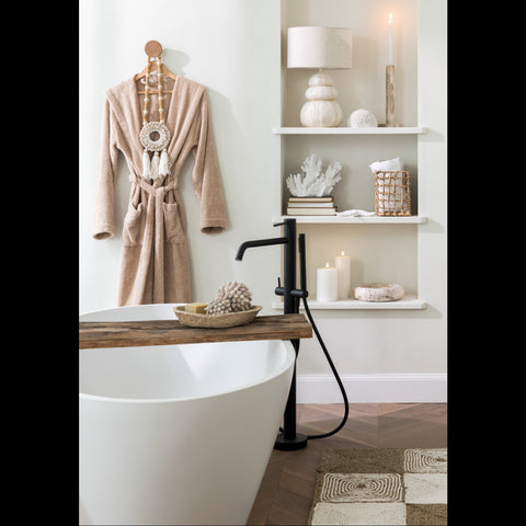 J-Line mat Squares in witte badkamer bij vrijstaand bad met bruin wit patroon