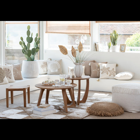 J-Line mat Squares in woonkamer met witte zetel en bruine houten salontafels