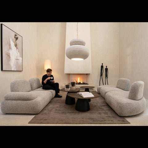 J-Line Olivia modulaire zetel in bruin en ecru opgesplitst in een beige interieur met koffiemoment.