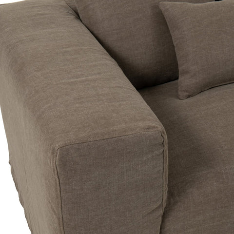 Detail van de armleuning van de J-Line Monaco zetel met linnen hoes in Desert Taupe.