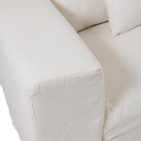 Detail van de armleuning van de J-Line Monaco zetel met witte linnen hoes.