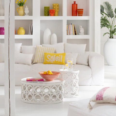 Witte J-Line Monaco XL zetel gestyled met een geel sierkussen