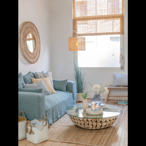 J-Line Monaco zetel met blauwe hoes en vijf kussens in een licht interieur.