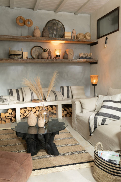 J-Line Monaco zetel met naturel linnen hoes in een sfeervol interieur met salontafel en grote vaas.