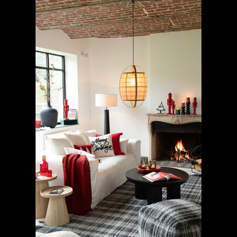 J-Line Monaco zetel met witte hoes in een sfeervol winters interieur met rode stoelen.