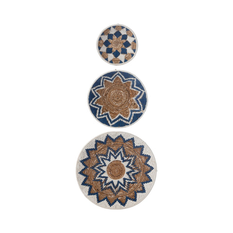 J-Line Banana Twig Dark Blue muurdecoratie set van drie handgevlochten wandschalen in naturel, wit en donkerblauw.