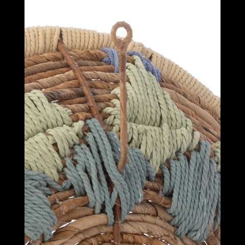 Detail van de ophangbevestiging aan de achterzijde van de J-Line Banana Twig Light Blue muurdecoratie.